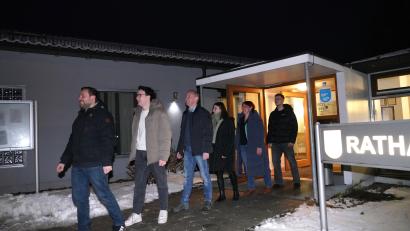 Bild: fvo
Nach Anbruch der Dunkelheit trainieren die Organisatoren des „1. Waldthurner Gänsemarsches“ heimlich am Rathaus den Gänsemarsch. Im Bild von links: Jonas „Joni“ Kraus, Simon Schwab, die Bocka – Familie mit Georg, Anja und Birgit Bocka sowie Lukas Kleber.