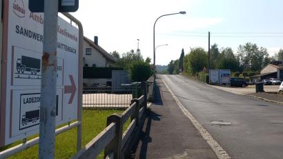 Bild: wpt
Um die Kaolinstraße in Schnaittenbach geht es hauptsächlich. Die Firma AKW--Kick möchte über sie die Zufahrt zum neu entstehenden Werk regeln. Die Anwohner und die Bürgerinitiative Elwusch dagegen hoffen auf eine alternative Route, die die Anwohner vor Lärm und Feinstaub schützt.