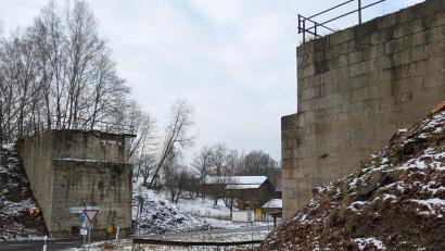 Bild: pz
Die beiden Brückenköpfe der früheren Überführung der Bahnlinie Wiesau–Eger in Hundsbach sollen demnächst abgebaut werden.