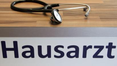Bild: Stephan Jansen/dpa
Ein Hausarzt in Spenge wird von einem Patienten zusammengeschlagen - jetzt fordern Mediziner eine Strafrechtsverschärfung. (Symbolbild)