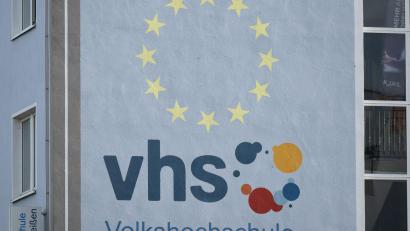 Symbolbild: Sebastian Kahnert/dpa
Die Volkshochschule (VHS) des Landkreis bietet in Hirschau einige Kurse an.