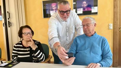 Bild: Gabi Schönberger
Der Seniorenbeauftragte Peter Klein (Mitte) prüft mit Franz-Josef Lang die App-Einstellungen.