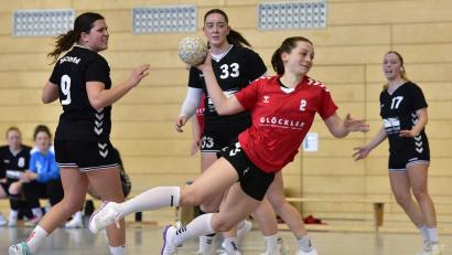 Bild: ham
Verena Luley (beim Torwurf) und die HSG-Damen feierten einen sicheren Sieg gegen die TSG Estenfeld.