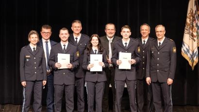 Bild: Polizeihauptmeister Martin Bösl/exb
Den Seminarbesten gelten die Glückwünsche der Repräsentanten der Bereitschaftspolizei und der Bürgermeister. Im Bild (von links) stellvertretende Personalratsvorsitzende Sandra Wilfer, Bürgermeister Martin Birner, Polizeioberwachtmeister Tristan Hagspiel (Platz 3 im Seminar), Abteilungsführer Leitender Polizeidirektor Matthias Messer, Polizeioberwachtmeisterin Katharina Huber (Platz 2 im Seminar) Bürgermeister Frank Zeitler, Polizeioberwachtmeister Jonathan Rott (Platz 1 im Seminar), Seminarleiter Erster Polizeihauptkommissar Martin Spieß und Polizeipräsident Michael Dibowski.