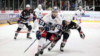 Bild: Kim Enderle
Blue-Devils-Stürmer Daniel Bruch (links) im Duell mit Maximilian Hadraschek von den Ravensburg Towerstars.