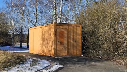 Bild: vsr
Von außen noch unscheinbar, bietet der umgebaute Jugendcontainer innen einen Raum für Jugendliche, um sich zusammensetzen zu können. Allein: Derzeit gibt es allerdings keine Gruppe, die den Raum nutzen könnte oder wollte.