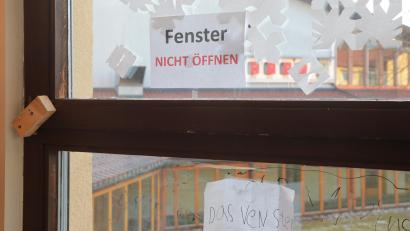 Bild: Wolfgang Steinbacher
Der Hausmeister hat zu einer Notmaßnahme gegriffen und die Fenster in der Hirschauer Schule erstmal provisorisch gesichert. Eines davon ist jüngst aus der Verankerung gefallen und auf den Schultisch eines Zweitklässlers gekracht.