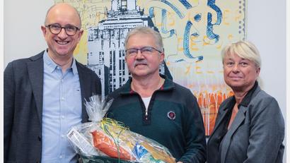 Bild: Wolfgang Steinbacher
Fast 50 Arbeitsjahre bei der Firma Metallbau Vollmuth GmbH liegen hinter Heinrich Renner (Mitte). Chef Andreas Vollmuth (links) und Marie-Luise Vollmuth-Pongratz verabschieden ihn mit Dank und Anerkennung in den Ruhestand.