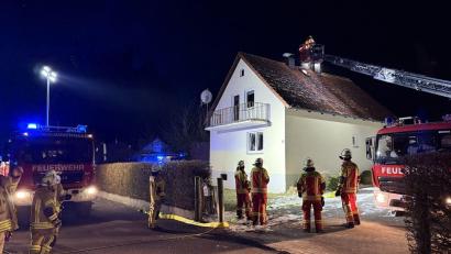 Bild: nza
Von der Drehleiter räumte die Feuerwehr den Kamin aus.