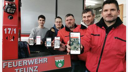 Bild: Portner
Mit der Lebensretter-App jederzeit zur schnellen Hilfe bereit: Andreas Brandstätter (von rechts), Klaus Pflug, Stefan Neuber, Tobias Neuber und Florian Brandstätter von der Feuerwehr Teunz.
