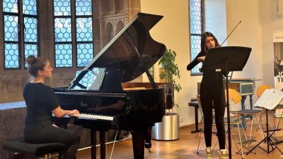 Bild: Gerald Schmidt/exb
Mit SMS-Dozentin Christina Müller am Flügel präsentiert Alwina Schmidt beim Preisträgerkonzert einen Ausschnitt ihres ausgezeichneten Wettbewerbsprogramms.