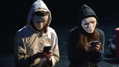 Archivbild: Stephan Huber
Die Schultheatertage beschäftigen sich auch immer mit aktuellen Themen. So ging es beispielsweise 2022 bei der Theatergruppe des Erasmus-Gymnasiums unter der Überschrift „Liken bitte!“ um die Nutzung von sozialen Medien.