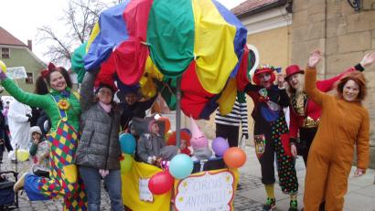 Archivbild: u
In Hirschau steigt am Samstag, 22. Februar, der einzige Kinderfaschingszug in der Oberpfalz. An bunten und originellen Masken wird es auch diesmal nicht fehlen. So waren im vergangenen Jahr die Kleinen des Antonius-Kindergartens mit ihren Erzieherinnen als „Cirkus Antonelli“ unterwegs.