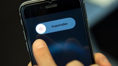 Symbolbild:  Sven Hoppe/dpa
Weil er Polizeibeamte während eines Einsatzes gefilmt hatte, muss ein 33-Jähriger nicht nur 4500 Euro Strafe zahlen, sondern ist auch sein Handy los: Vor Gericht wurde entschieden, dass das Mobiltelefon eingezogen wird.