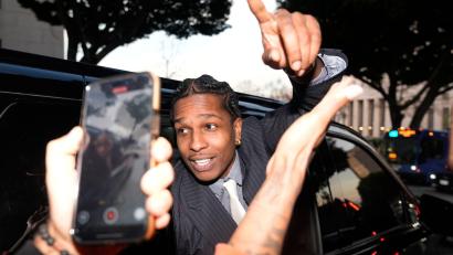 Bild: Damian Dovarganes/AP/dpa
Rapper Asap Rocky kommt nach einem Freispruch um eine drohende Haftstrafe herum.