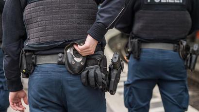 Bild: Jacob Maibaum - Referat 66, Jacob Maibaum - Referat 66
Die Bundespolizei griff zu den Handschellen, um die Frau zu sichern.