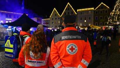 Archivbild: Petra Hartl
Die Organisatoren der Amberger Hexennacht sind auf alles vorbereitet. Neben den üblichen Bereitschaften von Rotem Kreuz und Polizei gibt es 2025 auch Betonelemente, die verhindern sollen, dass Autos auf den Marktplatz fahren.