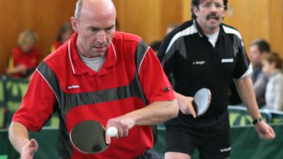 Bild: Hirsch
Gerhard Allert (links) vom ASV Fronberg wurde bayerischer Einzelmeister im Tischtennis der Altersklasse 70. Im Endspiel besiegte er seinen Doppelpartner Ignaz Berger (rechts), mit dem er zusammen den dritten Platz belegte.