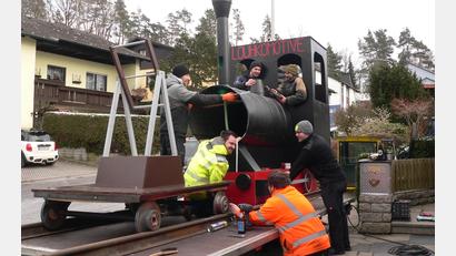 Bild: mh
Stundenlang arbeiteten die Kolpingsmitglieder im Freien, um der "Loukomotive" den letzten Schliff zu verleihen.