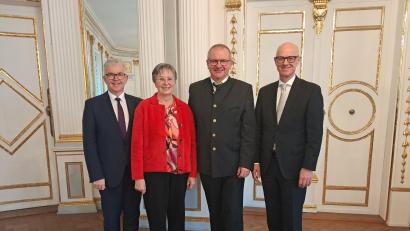 Bild: Regierung der Oberpfalz/Kammermeier/exb
Regierungspräsident Walter Jonas (rechts) und der Amtschef des Staatsministeriums für Ernährung, Landwirtschaft, Forsten und Tourismus, Hubert Bittlmayer (links), gratulieren der neuen Bereichsleiterin B6 Elisabeth Beer und verabschieden Vorgänger Johannes Hebauer.