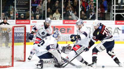 Bild: Kim Enderle
Mit Tommy Muck (links) und Matthew Sredl (Dritter von links) setzten die Blue Devils Weiden beim Gastspiel in Ravensburg auf eine US-amerikanische Verteidigung.