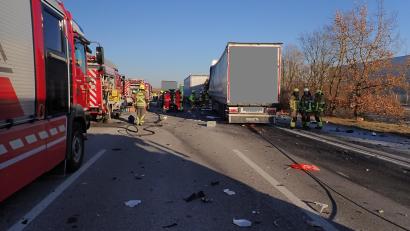 Bild: Berufsfeuerwehr Regensburg
Unfall auf der A3 bei Regensburg. Drei Lastwagen sind ineinander gekracht.