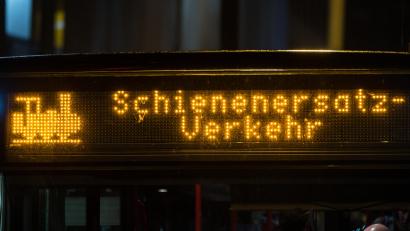 Symbolbild: Andreas Arnold
Mehr Baustellen, mehr Ersatz-Busse – mehr Probleme. Das sind die Aussichten für Bahnfahrer im Jahr 2025.