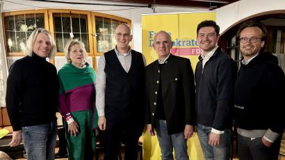 Bild: Christian Gleißner/exb
FDP-Kreisvorsitzender Christian Gleißner, Prof. Theodor Klotz und Nils Gründer (Dritter bis Fünfter von links) diskutierten beim FDP-Stammtisch in Mitterteich über bundespolitische Themen.