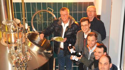 Bild: Fritz Dietl
Mit dem traditionellen Brauspruch: „Gott gebe Glück und Segen drein“, gab Bürgermeister Hermann Falk den Hopfen in den Sud. Auf ein schönes Fest freuen sich Kirchenpfleger Joachim Winkler, Brauereichef Sebastian Dorfner, die DGE-Vorsitzenden Manuel Falk und Thomas Kummer und der Betriebsleiter des Gemeinschaftshauses Daniel Kummer. (Von hinten nach vorne)