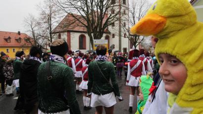 Archivbild: kro
Am kommenden Sonntag schlängelt sich wieder der Faschingszug durch Mähring. Der Faschingsverein Rosamunde rechnet erneut mit Hunderten Zuschauern und hat mit Gemeinde sowie Polizei ein Sicherheitskonzept erarbeitet.