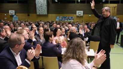 Bild: Hirsch
Beifall für den Ministerpräsidenten: Markus Söder hatte beim CSU-Empfang in der voll besetzten Schwandorfer Oberpfalzhalle ein Heimspiel.