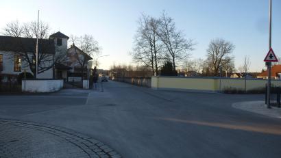 Bild: bk
Noch stehen die genauen Kosten nicht fest. Die Fahrbahnerneuerung in der langen Säg- und Hubertus-Straße ist im Frühjahr geplant. Mit einbezogen wird die Sanierung der Friedhofsmauer gegenüber der evangelischen Kreuzkirche.