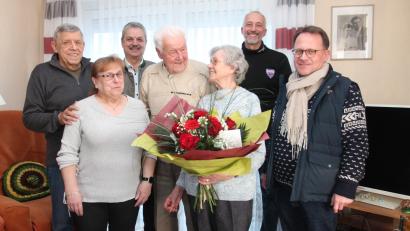 Bild: pi
Sie lächeln sich noch immer gerne an: Michael und Annemarie Hummer. Zum 70. Ehejubiläum freuen sie sich über die vielen Gratulanten, darunter Dekan Alexander Hösl (rechts) und Bürgermeister Andreas Wutzlhofer (Dritter von links).