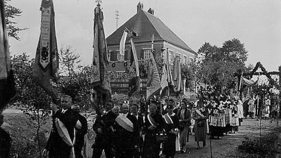 Bild: Archiv Werner Robl
Start des Festzuges anlässlich der Vollendung der Kirchenerweiterung in den 1930er Jahren war beim Benefizium an der heutigen Schönfelder Straße in Wiesau.