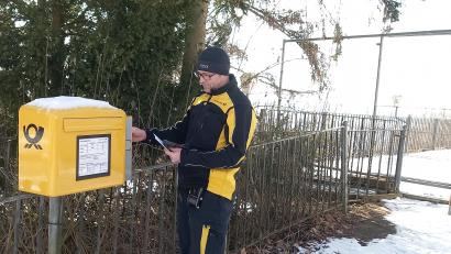 Bild: wpt
Postbote Harald Streble leert Ambergs einsamsten Briefkasten auf dem Mariahilfberg regelmäßig. Oft ist er leer. Dieses Mal aber wollte jemand etwas mit der Post verschicken.