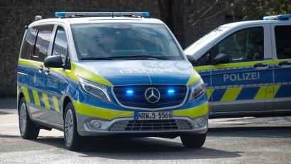 Symbolbild: Henning Kaiser/dpa
Eine wilde Verfolgungsjagd mit der Sulzbach-Rosenberger Polizei leistete sich ein 18-jähriger Fahranfänger – dabei rauschte er sogar an einer Straßensperre vorbei und entging nur haarscharf einem Unfall.