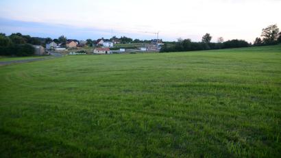 Bild: ak
Die ersten Entscheidungen über Annahme und Zulässigkeit in Sachen „Freiflächen-Solarparks“ sind gefallen. Im Bild die geplante Fläche für eine Agri-PV-Anlage nahe dem Baugebiet Mühlgraben in Haidenaab.