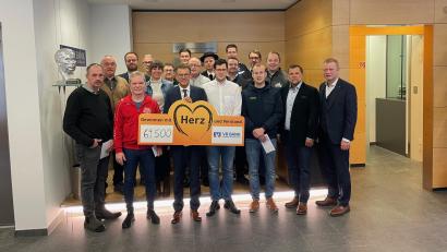 Bild: Stephanie Fuchs
Die Vorstandsmitglieder der VR-Bank Amberg-Sulzbach und der 2. Bürgermeister der Stadt Sulzbach-Rosenberg, Günter Koller (Zweiter von rechts) bei der Spendenübergabe an die Vereine.
