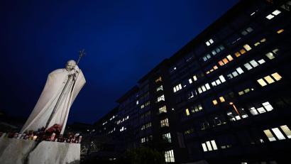 Bild: Andrew Medichini/AP/dpa
Die Sorge um Papst Franziskus ist seit seiner Einlieferung in die Gemelli-Klinik unter Gläubigen auf der ganzen Welt groß.