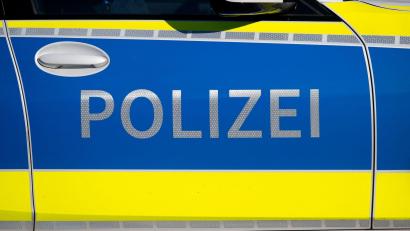 Symbolbild: Sven Hoppe/dpa
Ein Senior soll beim Ausparken mit seinem Auto ein anderes Fahrzeug touchiert haben und danach weiterfahren sein. Nun sucht die Polizei Zeugen des Vorfalls.