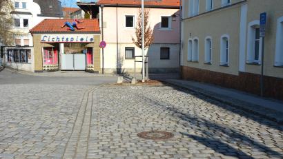 Bild: jr
Bislang galt eine maximale zweistündige Parkdauer auf dem Parkplatz am Johannisplatz, künftig kann hier bis zu drei Stunden geparkt werden.