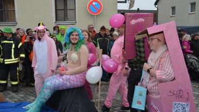 Bild: dob
Barbies und Meerjungfrauen waren beim Faschingszug im vergangenen Jahr dabei. Am 1. März um 14 Uhr gibt's eine Neuauflage des närrischen Treibens.