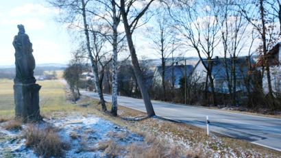 Bild: do
Zum Kernstück der Sanierungsplanung gehört das Abrücken der S 2168 in Höhe des Siedlungsbereiches in Richtung Osten. Auf der dann alten Straßentrasse planen die Straßenbauer den Geh- und Radweg. Gleichzeitig plädierte Baudirektor Gerhard Kederer für den Erhalt der Baumallee.