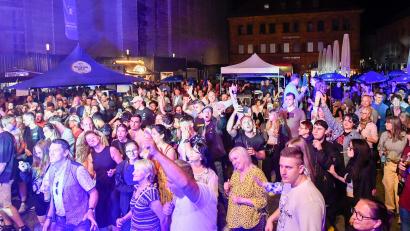 Archivbild: Petra Hartl
Der Hauptausschuss in Amberg hat beschlossen, dass die Musik am Altstadtfest am Samstag künftig immer bis 24 Uhr spielen wird.