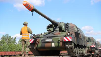 Bild: Marcel Fiechel
Ein Soldat weist den Fahrer einer Panzerhaubitze 2000 vom Artilleriebataillon 131 beim Herunterfahren vom Bahnwagon ein während der Enhanced Forward Presence Battle Group in Rukla/Litauen, am 04.08.2023.
