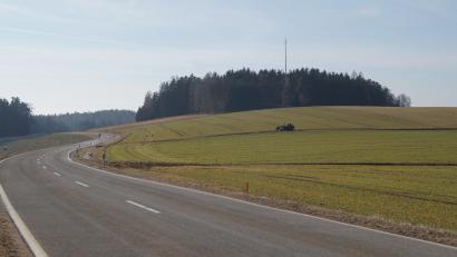 Bild: wel
Rechts der Hochstraße von Niesaß nach Denglarn/Schwarzhofen liegen die Flächen für die Solarparks Wagnern-Ost I und II, durch eine Flurbereinigungsstraße getrennt. Im Hintergrund ist der Funkmast sichtbar.