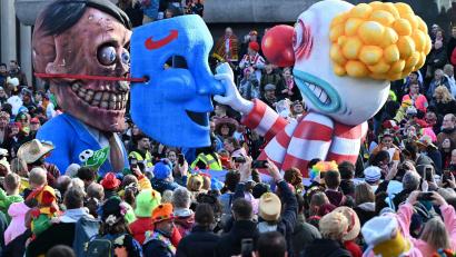 Bild: Federico Gambarini/dpa
Die Bundestagswahlen finden wenige Tage vor dem Straßenkarneval - hier beim Rosenmontag in Düsseldorf - statt (Illustration)