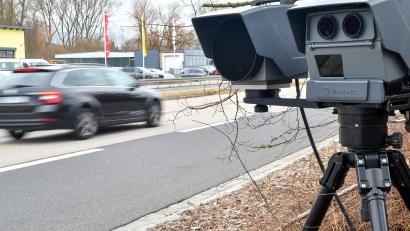 Symbolbild: Petra Hartl
In Tirschenreuth hat es 2024 bei mehr kontrollierten Fahrzeugen weniger oft geblitzt als 2023.