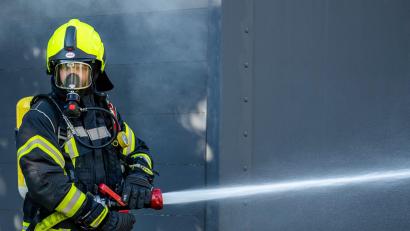 Symbolbild: David Inderlied/dpa
Mit Atemschutz löschte die Weidener Feuerwehr den Brand in einem grünen Container in der Müllumladestation.