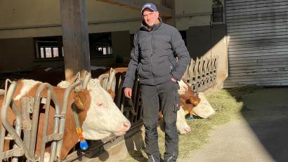 Bild: Völkl
Johannes Hösl kennt seine Kühe und ihre Vorlieben: Er setzt auf artgerechte Haltung und die richtige Fütterung. Gesunde Kühe sichern die wirtschaftliche Existenz.
